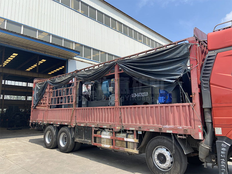 準(zhǔn)備發(fā)貨的階梯式滾軸篩、振動(dòng)給給料機(jī)